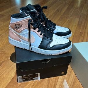 Air Jordan Air 1 Mid size 9, like new